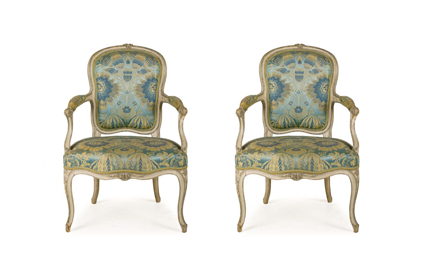 Dos sillones de madera tallada y lacada, Francia, mediados del siglo XVIII, época Luis XV